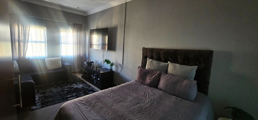 To Let 4 Bedroom Property for Rent in Safari Gardens North West